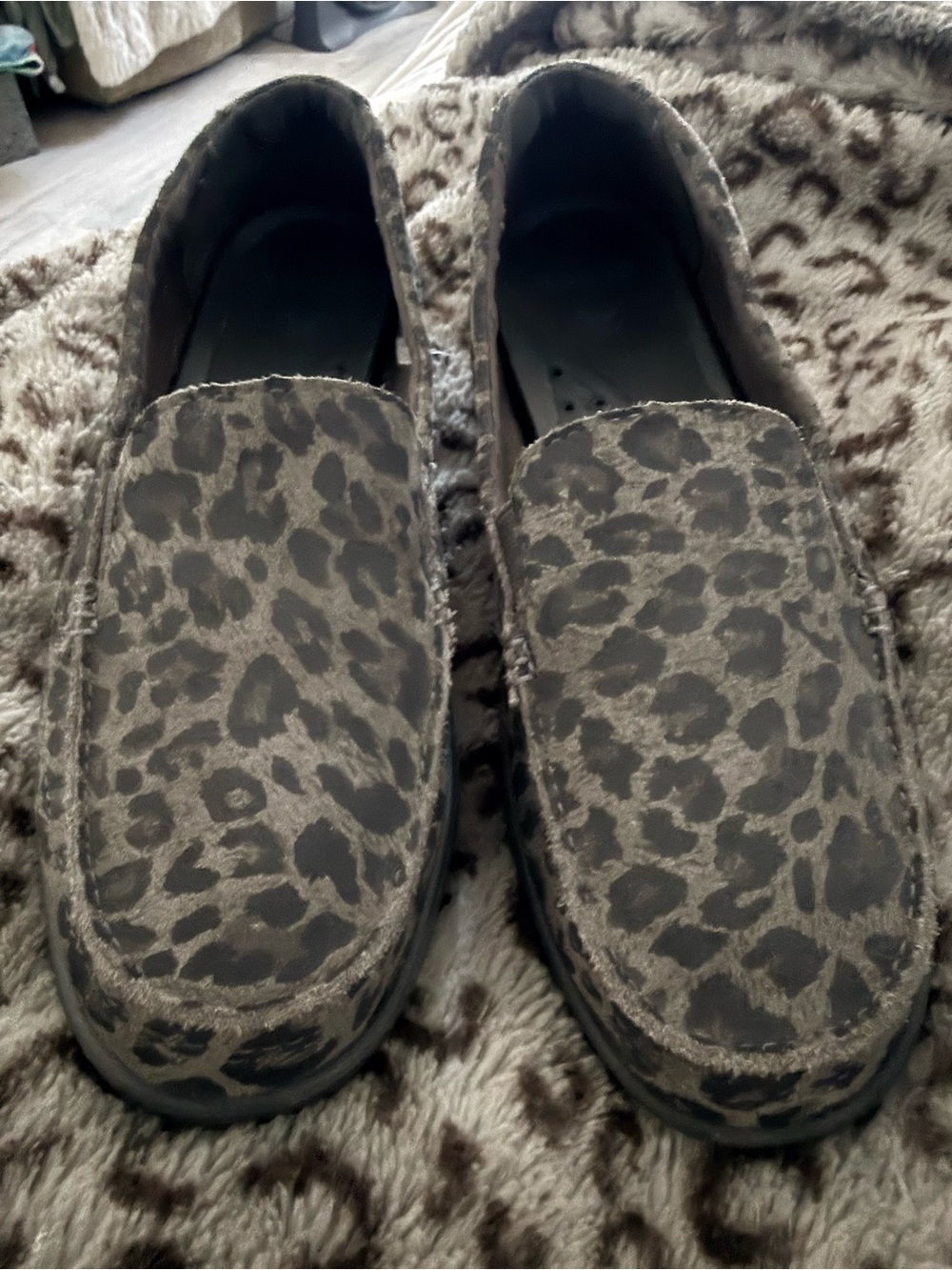 CROCS "Walu Leopard" Gray ,blk Leopard Print Slip-On Loafers sz8